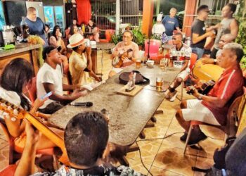 Samba de raiz ganha toques juninos no entardecer da praia de São Marcos
