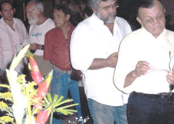 Valdenir Estevam Castro (o primeiro na fila, com o poeta Luís Augusto Cassas, Prof. Dr. Carlos Magno Veras e os poetas Nauro Machado e Alex Brasil) sempre prestigiava os lançamentos dos livros deste autor e amigo, como o da novela A Segunda Chance de Eurides, em 2006 – Biné Moraes