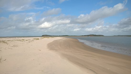 Um passeio de canoa a partir da praia da Baronesa leva à Itatinga, praia de areias claras e águas límpidas - Foto: Reprodução