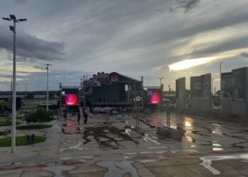 Chico César, Dona Onete e Mariana Aydar na Praça da Mercês