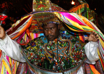 Brincante do Boi de Zabumba Liberdade 2, com sua majestosa fantasia, na ostentação da riqueza visual que também há em seus coirmãos – Foto: Reprodução