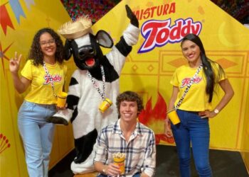 O influenciador Pedro Tozzi foi convidado de Toddy para se misturar com o São João do Maranhão direto de Salvador-BA. O estande de Toddy no São João da Thay contou com distribuição de brindes como copos e pipoca doce com Toddy - Foto: Divulgação