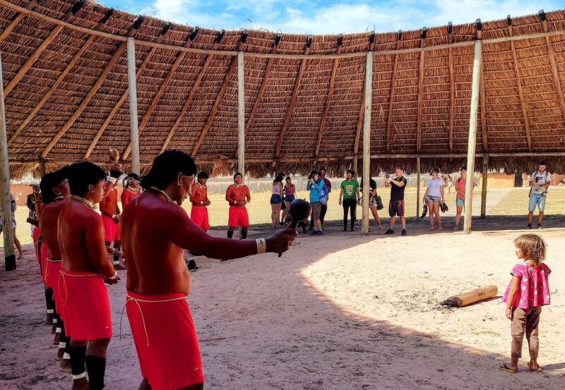 Criança observa apresentação dos indígenas Xavante – Foto: S. Fontes