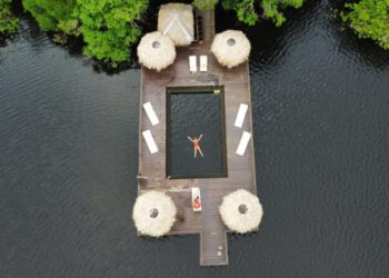 Juma Amazon Lodge conta com 19 bangalôs construídos sobre palafitas na copa das árvores. A infraestrutura do hotel inclui piscina de rio, restaurante, redário e museu - Foto: Reprodução