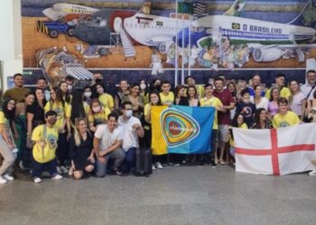 Grupo de adolescentes da Via Mundo embarcando para Inglaterra - Foto: Divulgação