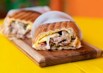 O sanduíche cubano, que dá nome à casa, é feito à base de porco - Foto: Divulgação