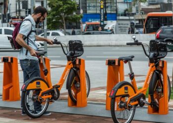 Usuário retira a bicicleta nas estações das cidades parceiras da promoção localiza – Foto: Carla Carniel