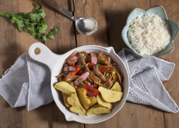Uma gastronomia excepcional fruto de uma vasta biodiversidade e cultura culinária, vinda de um patrimônio ancestral. Na foto, o Lomo saltado. – Foto: Divulgação