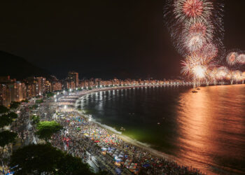 Para quem deseja curtir a queima de fogos de um lugar mais alto, uma festa no hotel é ideal. Para os amantes de pé na areia, o Tropìk é a escolha certa - Foto: Divulgação