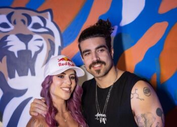 Leticia Bufoni é uma autoridade do skate feminino no mundo. Na foto ao lado do ator Caio Castro - Foto: Divulgação