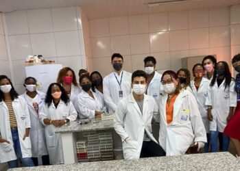 Alunos durante a visita ao PCQA onde realizaram atividades de conhecimento sobre alimentação e cuidados na manipulação dos mesmos – Foto: Ascom/Senac