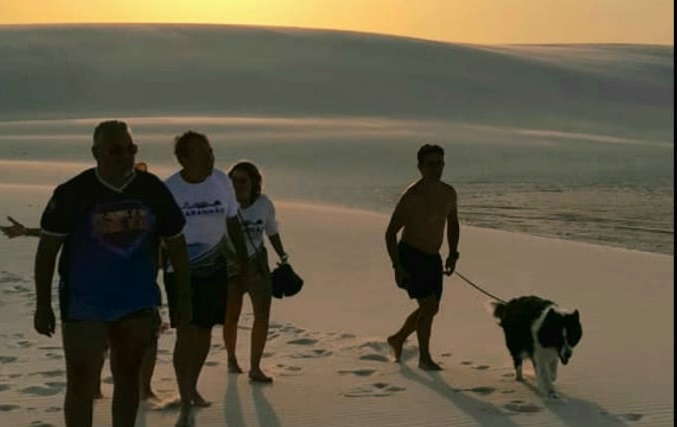 Nos Lençóis Maranhenses com seu cachorro-assistente, percorrendo as dunas e as piscinas naturais - Foto: Divulgação