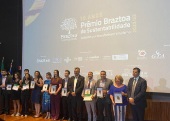 O Secretário Municipal de Turismo de São Luís Saulo Santos, recebeu o prêmio juntamente com os 10 vencedores - Foto: Divulgação
