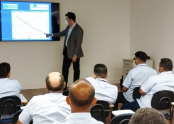 Os colaboradores da Fribal participaram de palestra educativa ministrada pelo médico urologista Rafael Campos – Foto: Divulgação