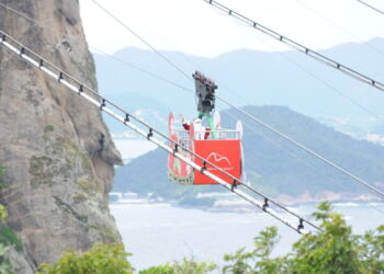 Em ação desenvolvida junto à Bauducco, o bom velhinho vai descer do Pão de Açúcar ao Morro da Urca em um bonde-trenó – Foto: Divulgação