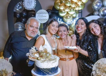A felicidade de Milvan e Antonieta com as filhas Thaynara, Márcia e Ludmila na mesa do bolo – Foto: Divulgação