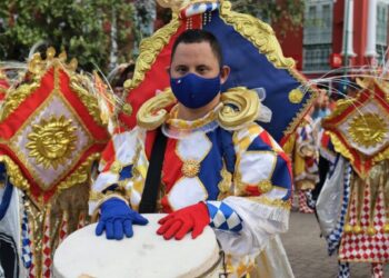 Bloco concentrado para sua aparição no cortejo de abertura do pré-carnaval 2023 – Foto: Divulgação