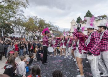 No ritmo da bateria, portugueses caem na folia - Fotos: Divulgação