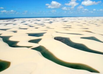 A beleza peculiar dos Lençóis Maranhenses e toda sua extensão de areias entre lagoas de águas cristalinas – Foto: Divulgação