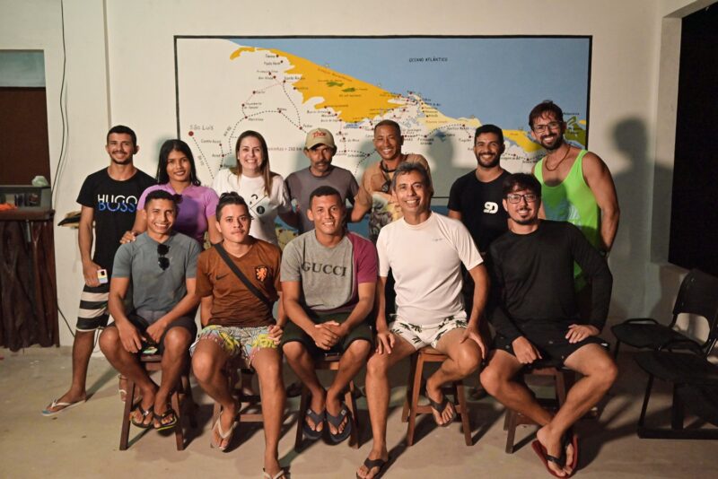 Meireles Jr. com os fotógrafos parceiros e os guias de turismo que participaram do projeto “Olhares Invisíveis Atins” – Foto: Divulgação