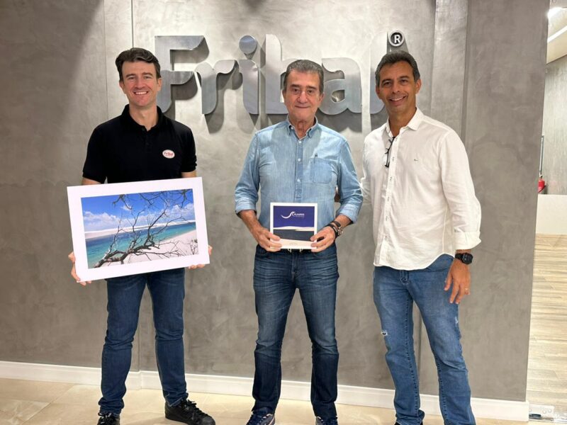 Os patrocinadores do projeto, Gustavo de Oliveira e Carlos Francisco de Oliveira, Vice – Presidente e Presidente da Fribal com o fotógrafo Meireles Jr. – Foto: Divulgação