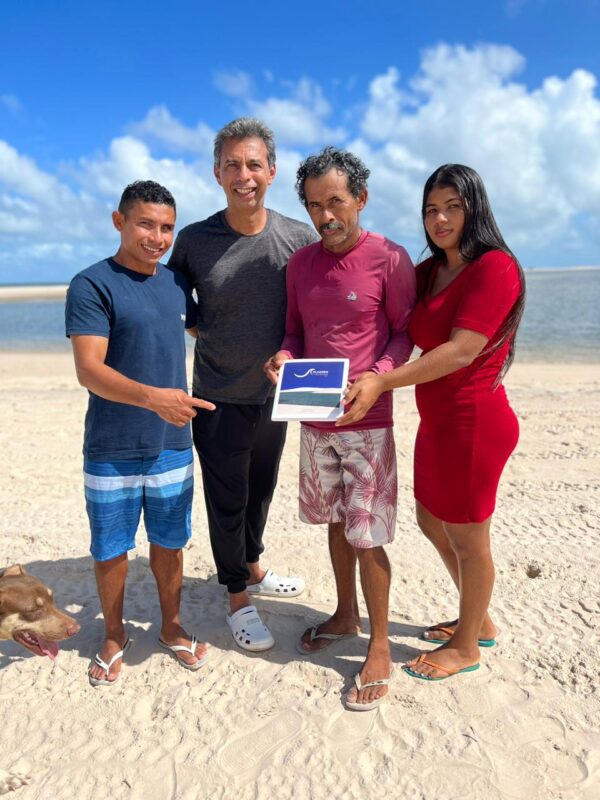 Meireles Jr. entre três participantes do projeto: O guia Raimundo Nonato, o pescador Antônio Carlos Catarino e a filha e guia Monalisa Catarino -  Foto: Divulgação