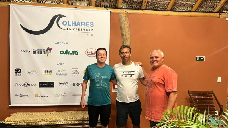 Em Atins, Meireles Jr. entre o publicitário André Fernandes (Ideia Propaganda) e o hoteleiro Bertoldo do Carmo (Solar das Gaivotas), apoiadores do projeto – Foto: Divulgação