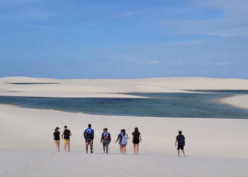 A imensidão do Parque dos Lençóis Maranhenses foi o cenário perfeito para as aulas práticas de fotografia com os guias, que resultou nas imagens do livro e mostra “Olhares Invisíveis Atins” – Foto: Meireles Jr.
