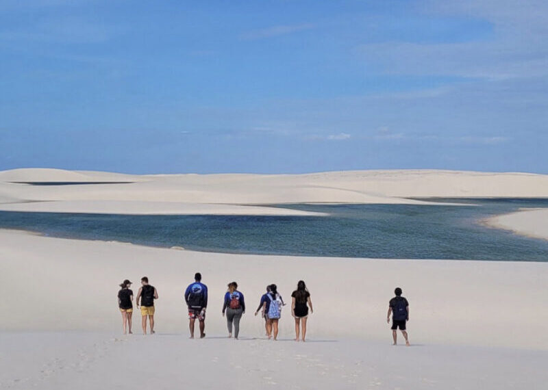 A imensidão do Parque dos Lençóis Maranhenses foi o cenário perfeito para as aulas práticas de fotografia com os guias, que resultou nas imagens do livro e mostra “Olhares Invisíveis Atins” – Foto: Meireles Jr.