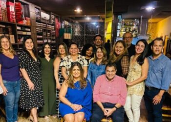 A Pres. da ABRH-MA Tereza Cavalca e Edilson Lira (sentados) reunidos com os novos integrantes da Diretoria da ABRH-MA em evento de integração da entidade realizado na Villa do Vinho Bistrô –Foto: Divulgação