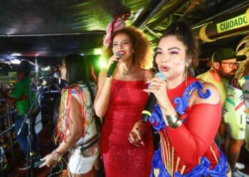 As cantoras Vanessa da Mata e Flávia Bittencourt eram pura animação no Bloco Bittencá & Acolá, e sintonizadas até na cor de seus belos figurinos – Foto: Divulgação