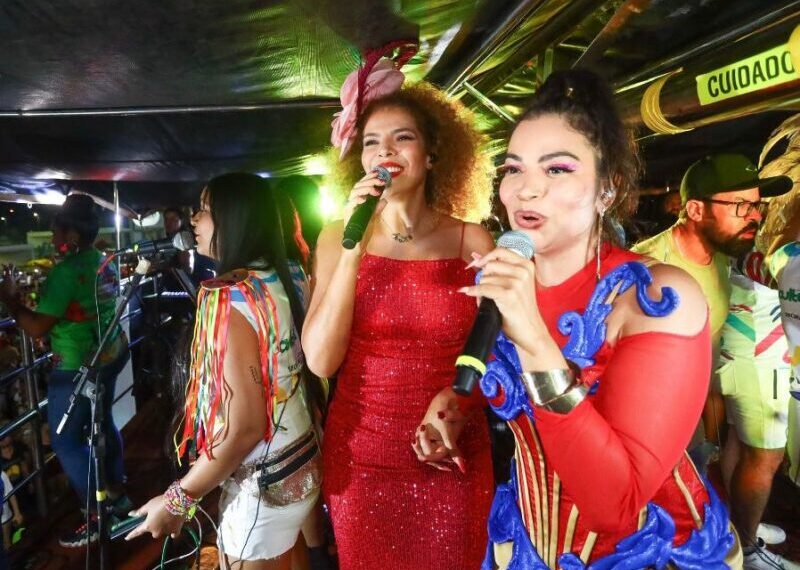As cantoras Vanessa da Mata e Flávia Bittencourt eram pura animação no Bloco Bittencá & Acolá, e sintonizadas até na cor de seus belos figurinos – Foto: Divulgação