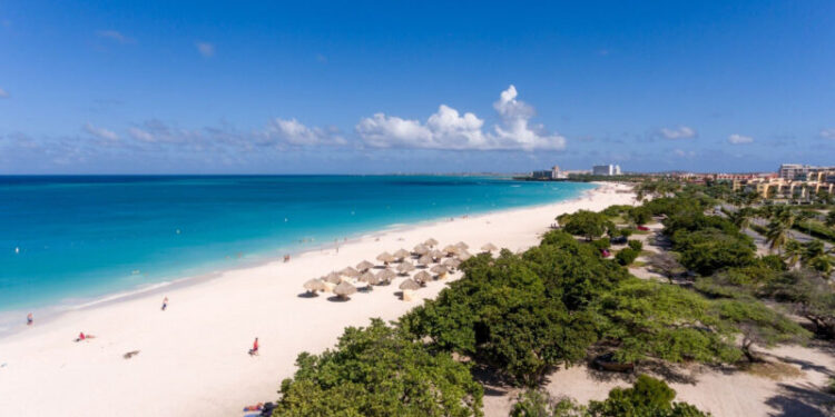 Eagle Beach é reconhecida a praia mais bonita do Caribe