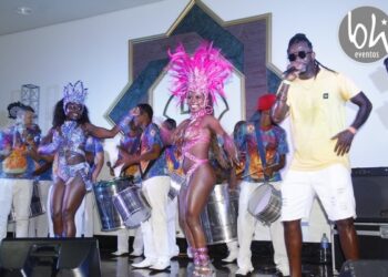 Acadêmicos de Venda Nova com suas passistas na 6ª Edição do Carnamaranhão - Foto: Lídia Sucasas