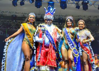 O Rei Momo, Mauro Júlio Mendes com a Princesa, Taynara Sousa Moraes Correia (a sua direita), a Rainha Rayane dos Santos Moraes (a esquerda) e a Princesa, Tainara dos Santos Ribeiro - Foto: Divulgação
