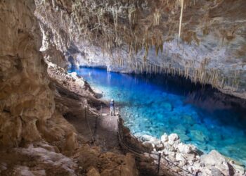 Uma área circundante, conhecida pelos rios de água translúcida, como o Rio da Prata, um destino de snorkeling repleto de peixes - foto: Divulgação