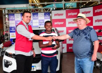 O Diretor Comercial da Potiguar Adriano Pestana e o Pres. da ACOMAC Manuel Guedes entregando o prêmio principal, um veículo Renault 0 Km para o cliente da Potiguar Marcos Vinícius dos Santos - Foto: Divulgação