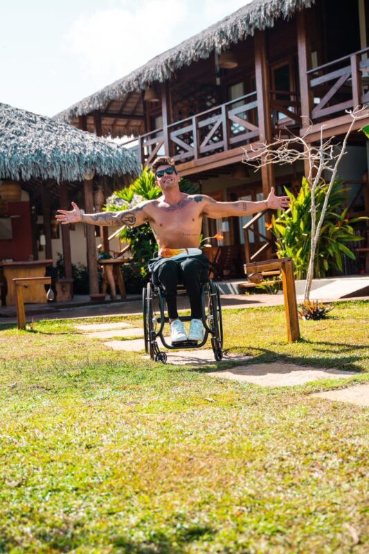 - Atleta paralímpico Fernando Fernandes aprova acessibilidade do hotel Vila Aty – Foto: Caio Florentino