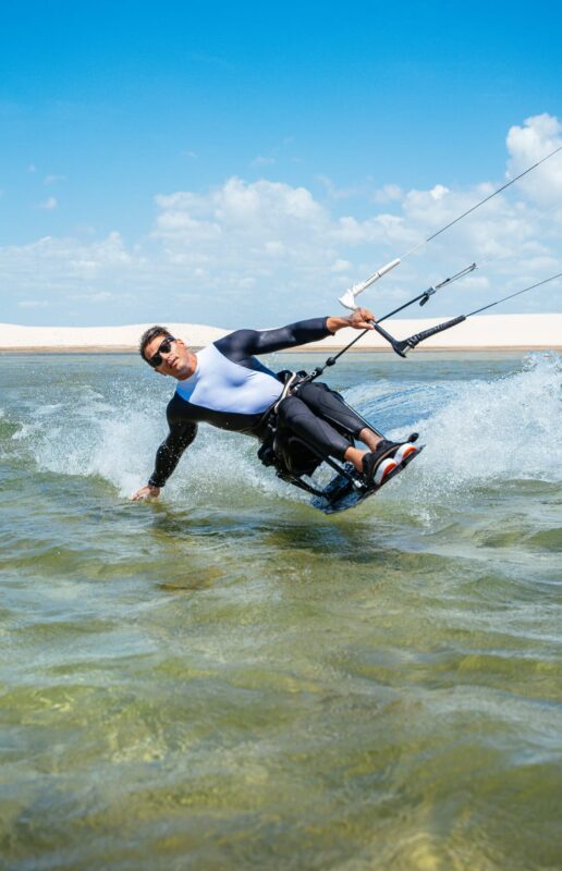 Primeiro brasileiro a praticar o kitesurf adaptado, Fernando Fernandes se diz desbravador dos esportes adaptados – Foto: Caio Florentino