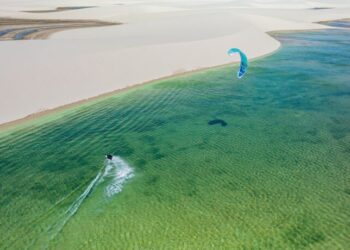 Velejar nos Lençóis Maranhenses é uma das experiências que Atins proporciona aos praticantes de kitesurf – Foto: Divulgação/Vila Aty