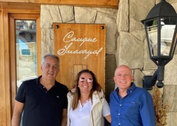 Sylvio Ferraz Júnior (Vice-presidene da Befly); Adriana Fredericce (COO da Diversa Turismo) e Aldo Leone (Presidente da Agaxtur), em frente ao hotel Cacique de Ynacayal – Foto: Divulgação