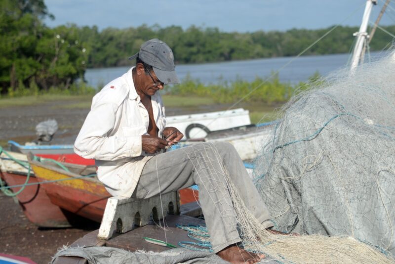 Pescador tecendo a rede no povoado de Paricatíua – Foto: Rodrigo Martins