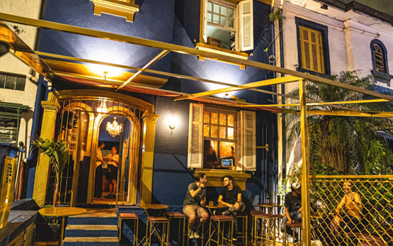 Dos encontros na porta de casa, ao aconchegante e arquitetônico estiloso casarão de Pinheiros, em São Paulo - Foto: Divulgação  