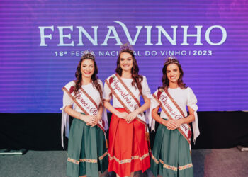 Thaís Dall'Osbel Centenaro, Ana Paula Côrtes Foresti (Imperatriz) e Liege Sobirai na escolah da Festa Nacional do Vinho