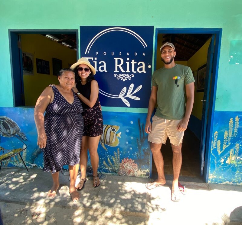 A empreendedora Rita de Sousa, que mora em Atins desde a década de 50, afirma ter fundado o primeiro meio de hospedagem do povoado, em 1999 – Foto: Vila Aty / Divulgação