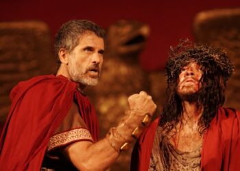 Pilatos (Eriberto Leão) e Jesus (Klebber Toledo) – Foto: Kennel Rogis
