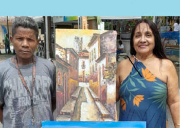 Claudionor expondo seus trabalhos, ao ar livre, merecendo mais apoio das autoridades para alçar voos mais altos na arte – Foto: Uimar Júnior