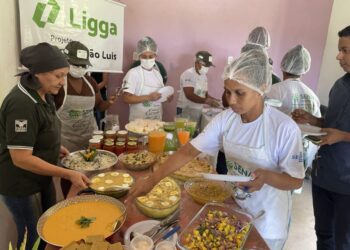Momento da degustação de alimentos alternativos feitos pelas alunas, com a surpresa do quanto são saborosos além de nutritivos – Foto: Divulgação