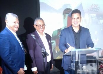 Assistido pelos prefeitos Walace Azevedo (Icatu) e Amílcar Rocha (Barreirinhas), o prefeito Calvet Filho (Rosário) assina o Pacto pelo Turismo – Foto: Divulgação