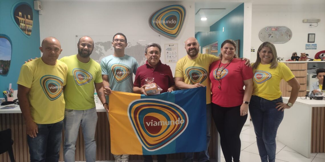 Equipe da Via Mundo com o prefeito de Guimarães, Osvaldo Gomes - Foto: Divulgação